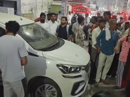 हादसे के बाद शाम को मौके पर मौजूद लोग।