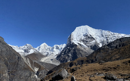 यालुंग री नेपाल-चीन बॉर्डर के नजदीक है। धार्मिक वजहों से यहां यात्रा करना प्रतिबंधित था। 2000 के बाद यहां यात्रा करने की इजाजत मिलनी शुरू हुई है। इसके लिए विशेष परमिट लेना जरूरी होता है।