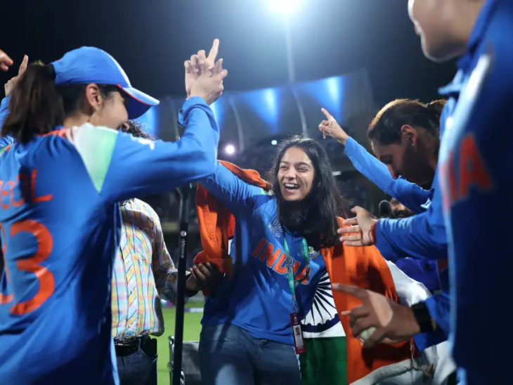 चोटिल प्रतिका रावल ने व्हीलचेयर से उठकर जीत का जश्न मनाया। उन्होंने साथी प्लेयर्स के साथ डांस किया।