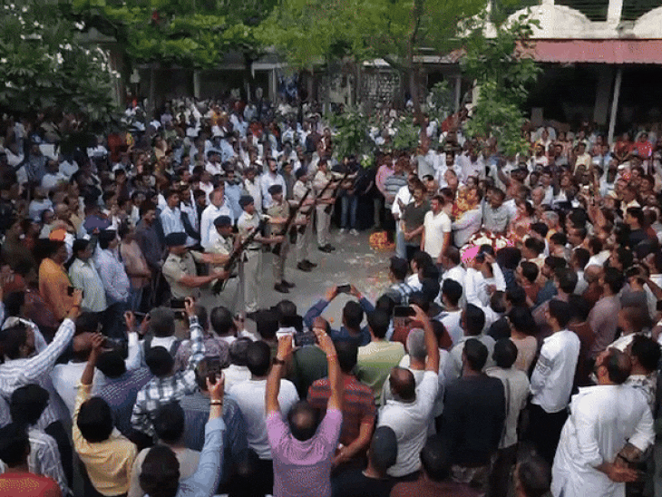 अभिजीता को गॉड ऑफ ऑनर दिया गया।