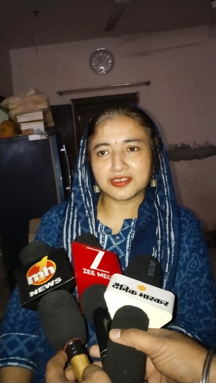 अमनजोत कौर की मां रनजीत कौर मीडिया से बातचीत करते हुए।