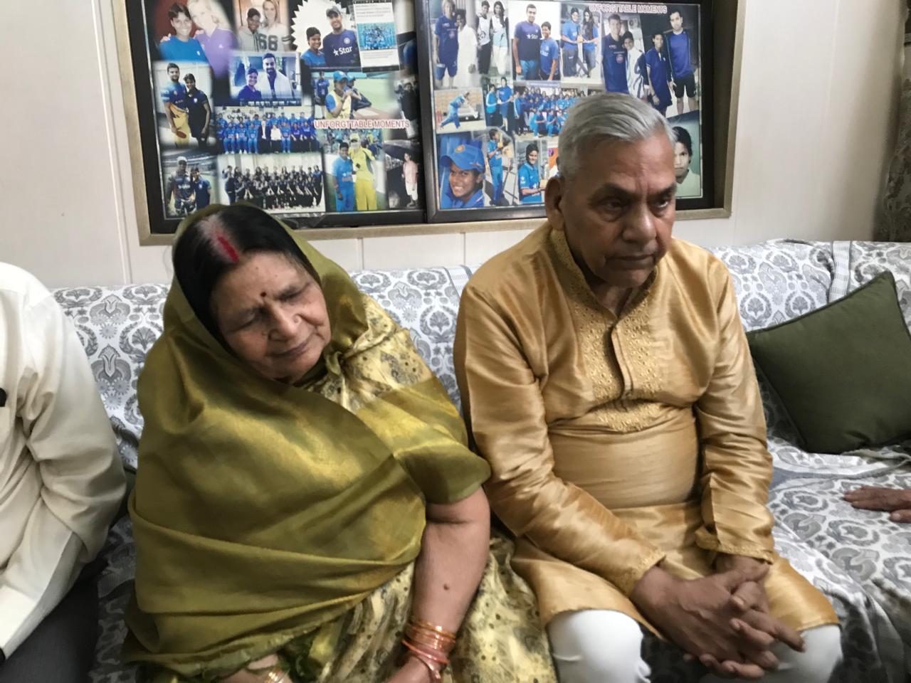 आगरा के अवधपुरी कालोनी में दीप्ति की मां सुशीला शर्मा और पिता भगवान शर्मा ने पूरा मैच देखा।