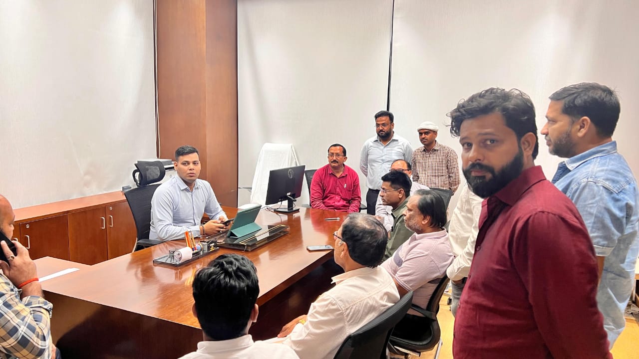 ट्रांसफर के बाद जोन-3 में जोनल अधिकारी आकाश कुमार ने लिया चार्ज।