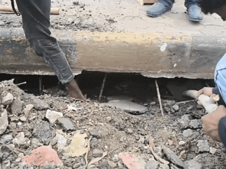 शास्त्री ब्रिज पर रोड किनारे से धंस गया।