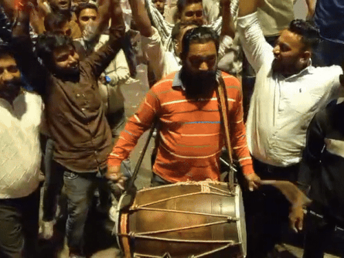 मेरठ में भारतीय महिला टीम के जीत के बाद ढोल नगाड़ों पर झूमते क्रिकेट प्रेमी।