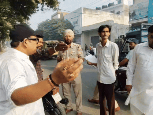 बबरीक चौक में मौके पर पहुंची पुलिस।