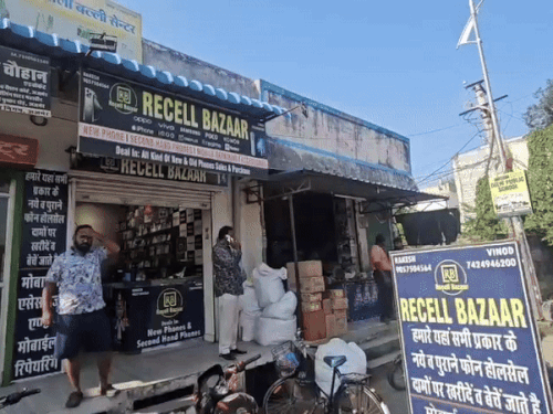 पुष्कर रोड की दुकानें, जहां चोरी की वारदातें हुई।