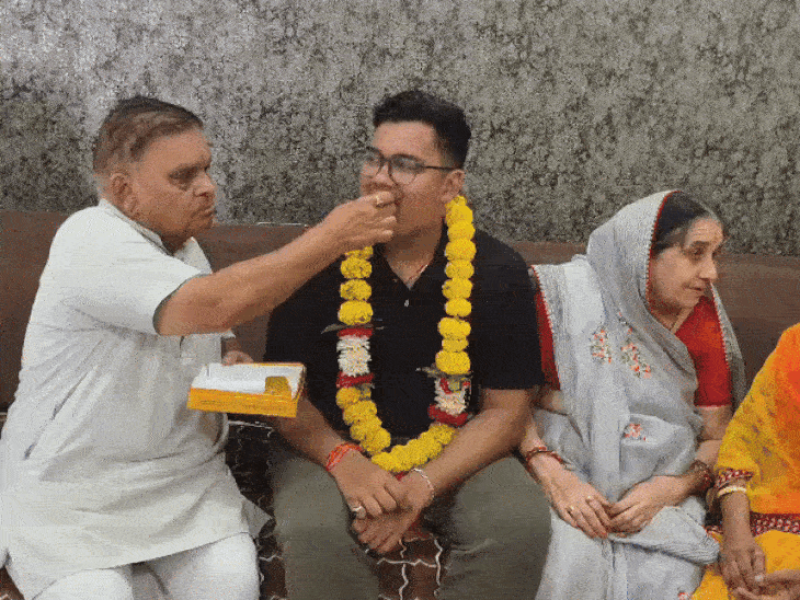 मुकुंद के परिवार से कोई भी CA बैकग्राउंड का नहीं है।