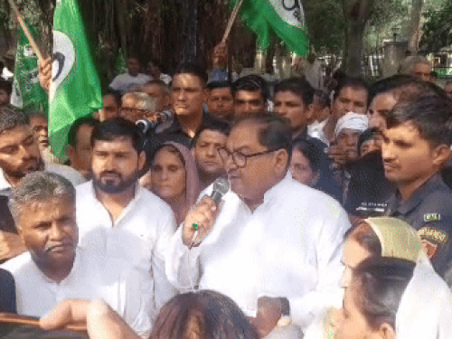 रोहतक के लघु सचिवालय में विरोध प्रदर्शन के दौरान डीसी को चेतावनी देते हुए अभय सिंह चौटाला। - Dainik Bhaskar