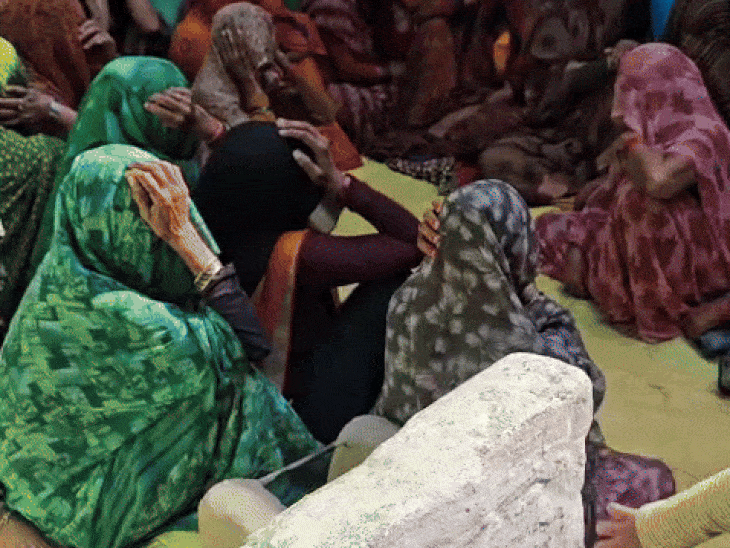 किसान की आत्महत्या के बाद परिवार में मातम पसरा हुआ है।