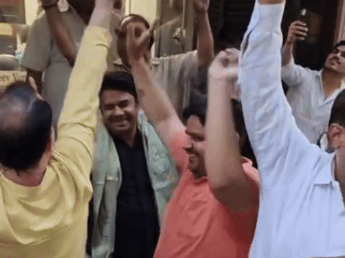 सुनारों वाली गली में नाचते हुए शेफाली के पिता संजीव वर्मा व दुकानदार।