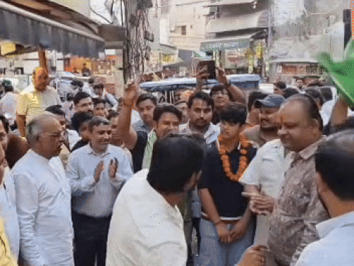 सुनारों वाली गली में नाचते हुए दुकानदार।