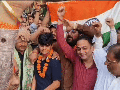 शेफाली वर्मा के पिता संजीव वर्मा व बहन नैंसी के साथ दुकानदार।