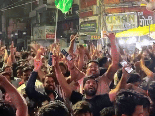 प्रयागराज में भारतीय महिला टीम के जीत के बाद क्रिकेटप्रेमी हाथों में तिरंगा लेकर निकले और जमकर डांस किया।