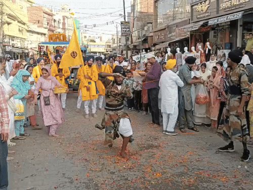भिवानी में गुरु नानक देव के प्रकाश पर्व पर शोभा यात्रा में तलवार के साथ करतब दिखाते हुए