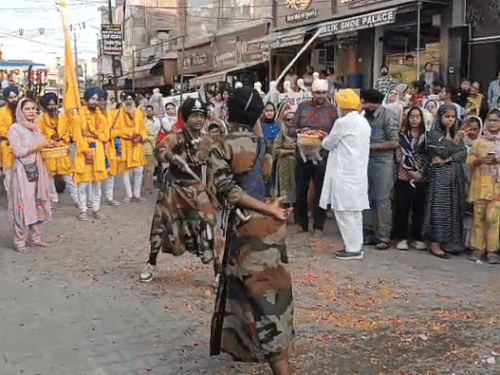भिवानी में गुरु नानक देव के प्रकाश पर्व पर शोभा यात्रा में तलवार के साथ करतब दिखाते हुए।