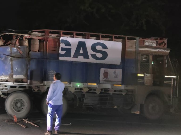 Collision between truck and trailer loaded with gas cylinders | गैस ...