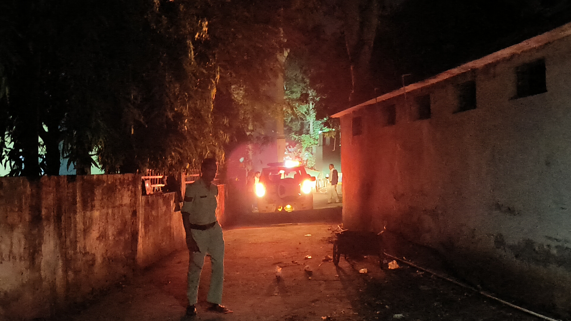 पुलिस की गाड़ी से शवों को जिला अस्पताल लाया गया।