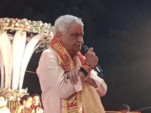 कार्यक्रम के दौरान लोगों को संबोधित करते कृषि मंत्री।