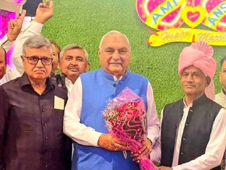 पूर्व सीएम भूपेंद्र हुड्डा का स्वागत करते हुए अमित पंघाल के पिता विजेंद्र सिंह।