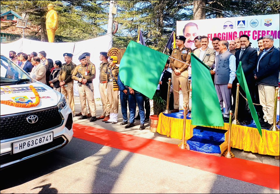 शिमला में पुलिस विभाग के लिए खरीदे वाहनों को हरी झंडी दिखाते हुए सीएम सुक्खू।