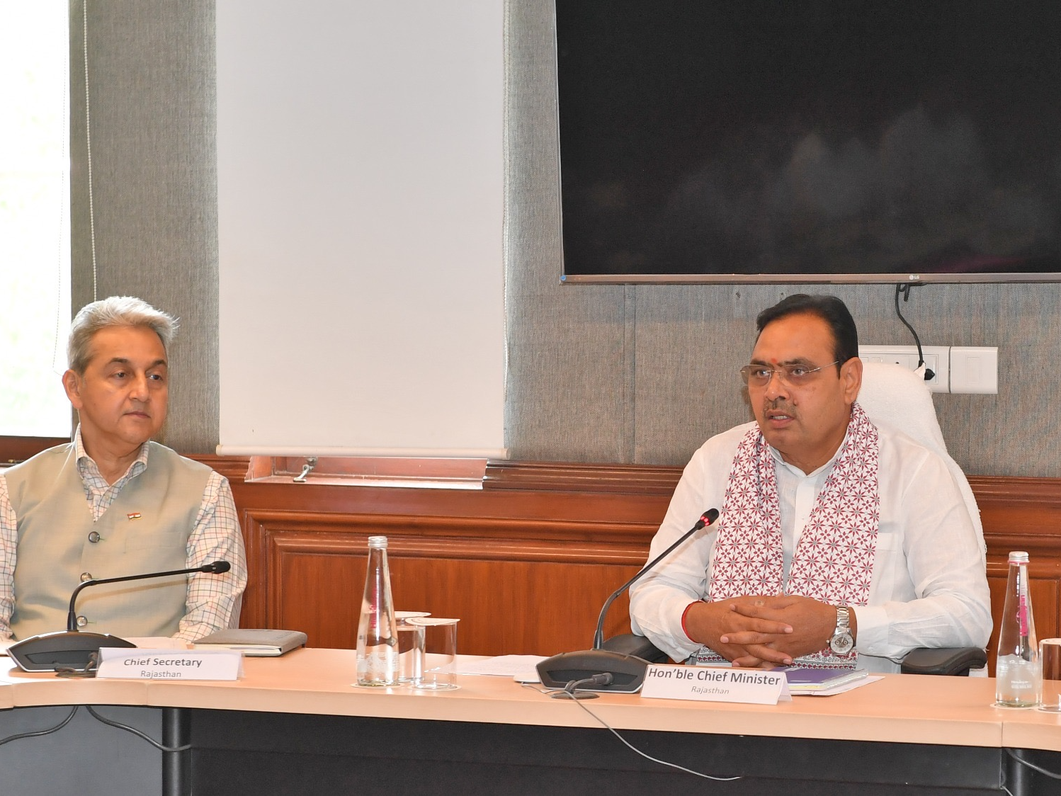 सोमवार को जयपुर में हुए हादसे के बाद सीएम भजनलाल ने ट्रैफिक नियमों और रेड सेफ्टी को लेकर उच्च-स्तरीय बैठक ली।