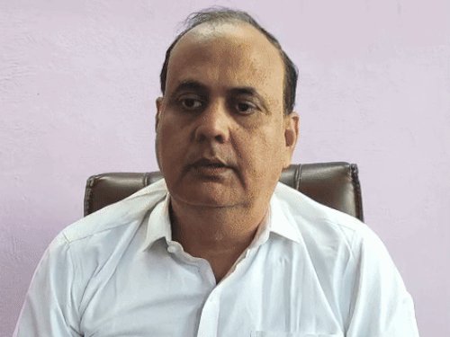 मामले की जानकारी देते यूपी के एसडीएम संदीप त्रिपाठी।