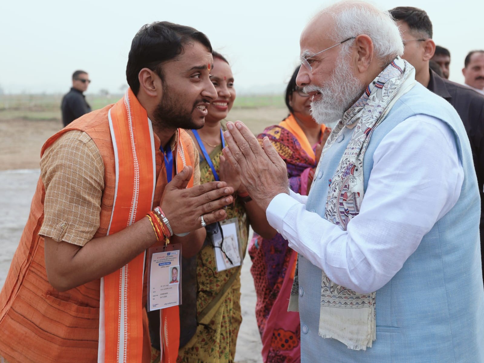 पीएम मोदी का अभिवादन करते टनटन ठाकुर।