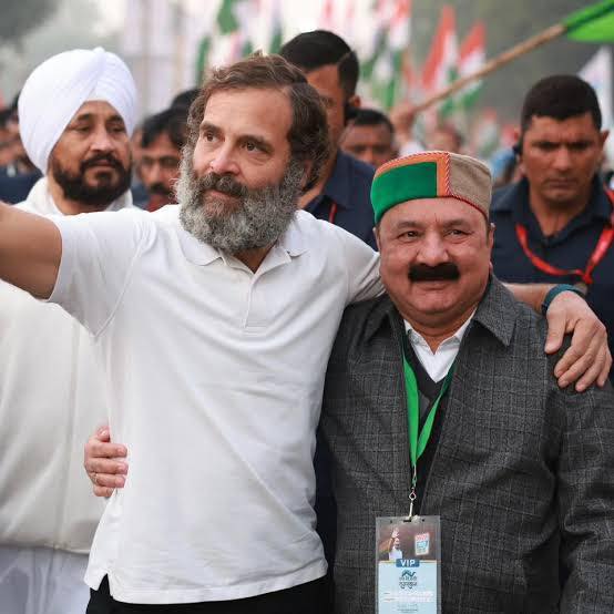 अमेठी सांसद किशोरी लाल शर्मा राहुल गांधी के साथ।