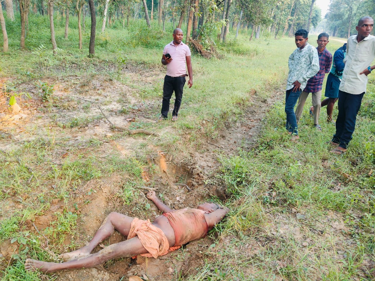 छत्तीसगडमध्ये विहिरीत पडलेल्या 4 हत्तींना वाचवण्यात यश: 8 तासांपासून अडकले होते, जेसीबीच्या साहाय्याने खोदून वाचवले हरदी फॉरेस्ट व्हिलेजजवळील डीके जंक्शनजवळील शेतात एका ग्रामस्थाचा मृतदेह आढळला.