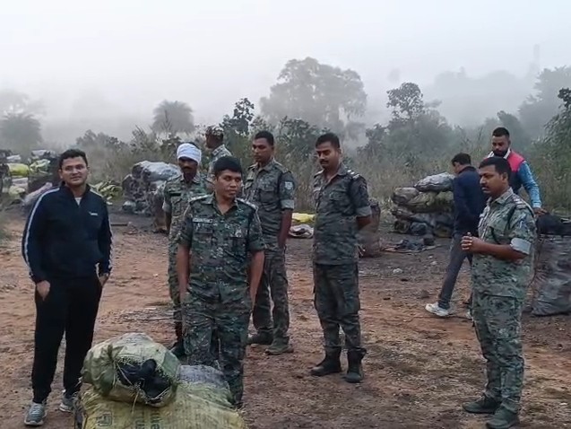 गिरिडीह में अवैध कोयला तस्करी पर एक्शन:  कबरीबाद कोलियरी में छापेमारी, 20 टन कोयला जब्त, पांच बाइक बरामद – Giridih News