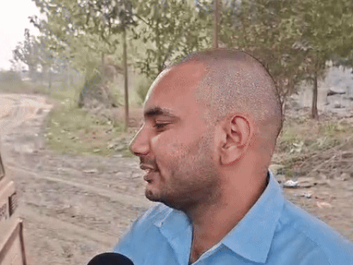 करनाल के माइनिंग अधिकारी बिना बात करे मौके से जाते हुए।