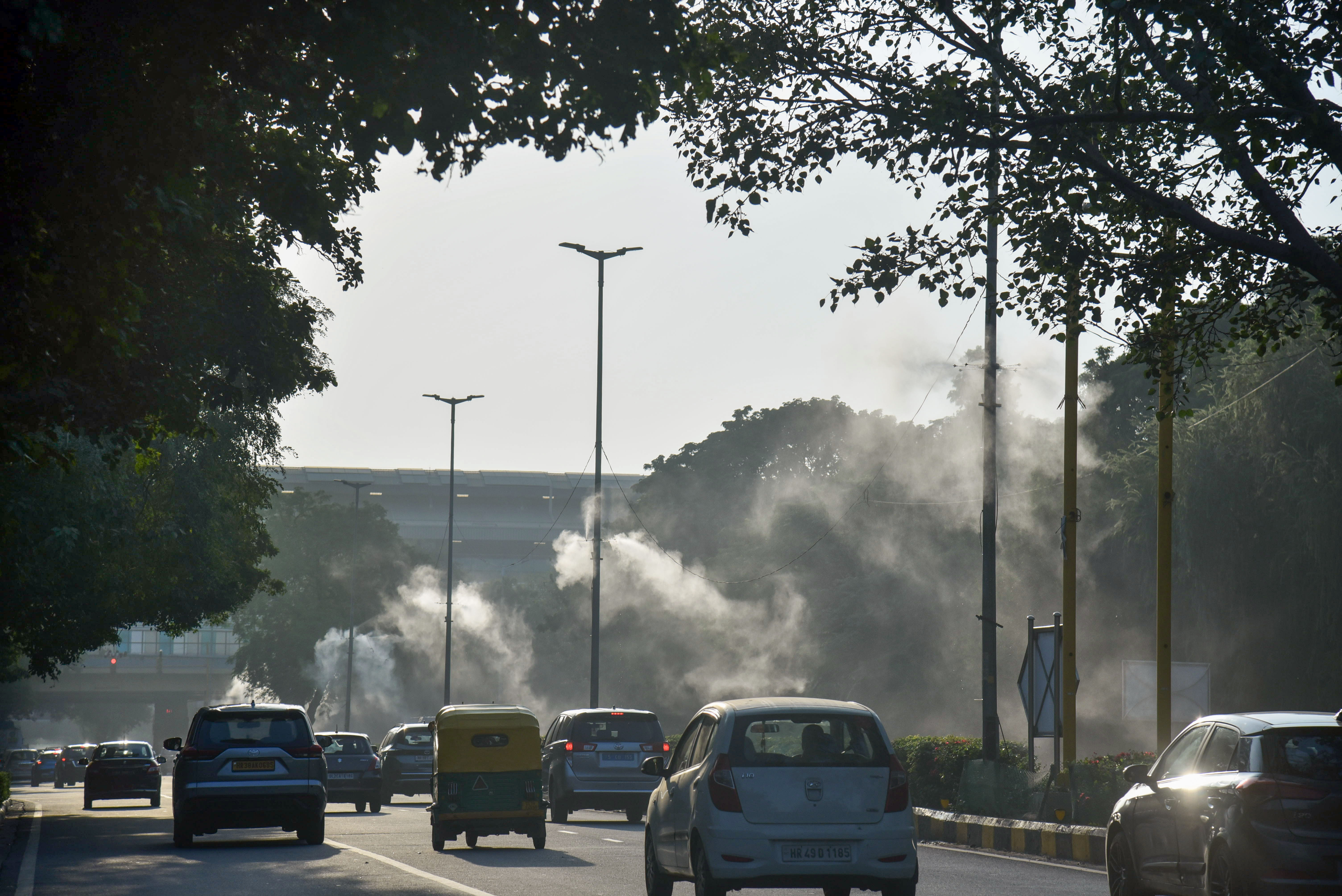 नई दिल्ली: शांति पथ पर वायु प्रदूषण को नियंत्रित करने के लिए वाटर स्प्रेयर लगाए गए हैं। इनके अलावा एंटी स्मॉग गन भी इस्तेमाल हो रही है।