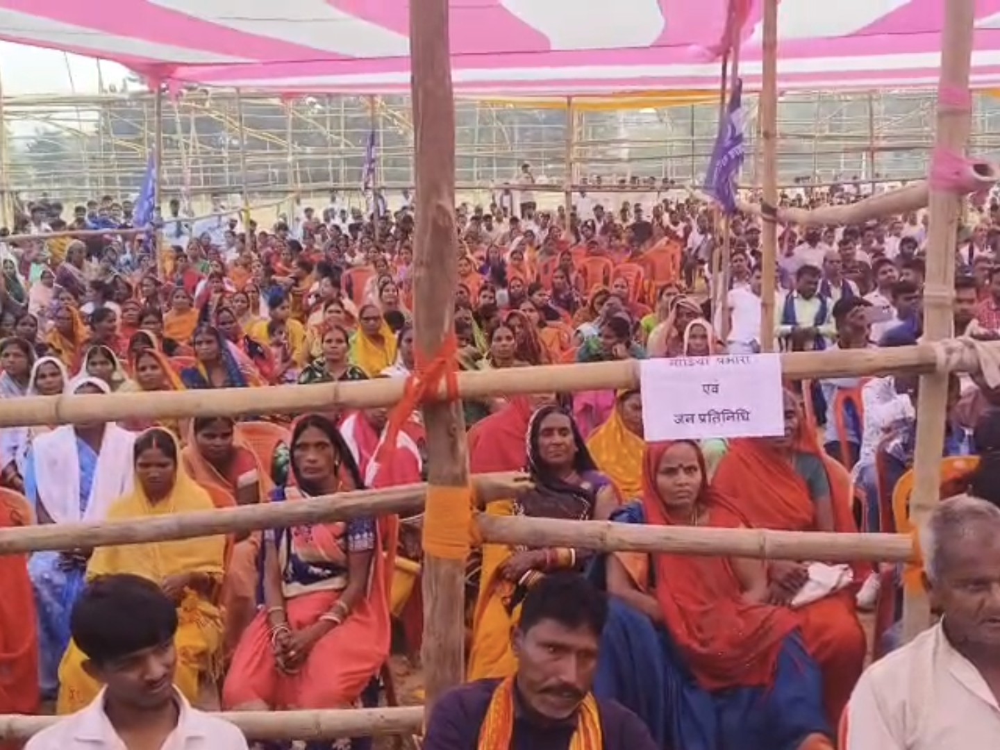 सभा में महिलाओं की भीड़।