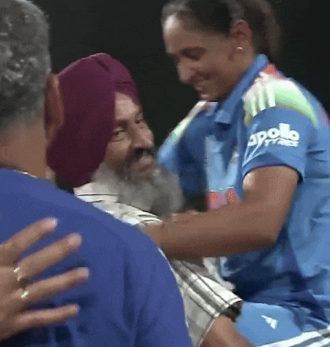 जीत के बाद पापा से लिपटकर खुशी जाहिर करती हरमनप्रीत कौर। (फाइल शॉर्ट)