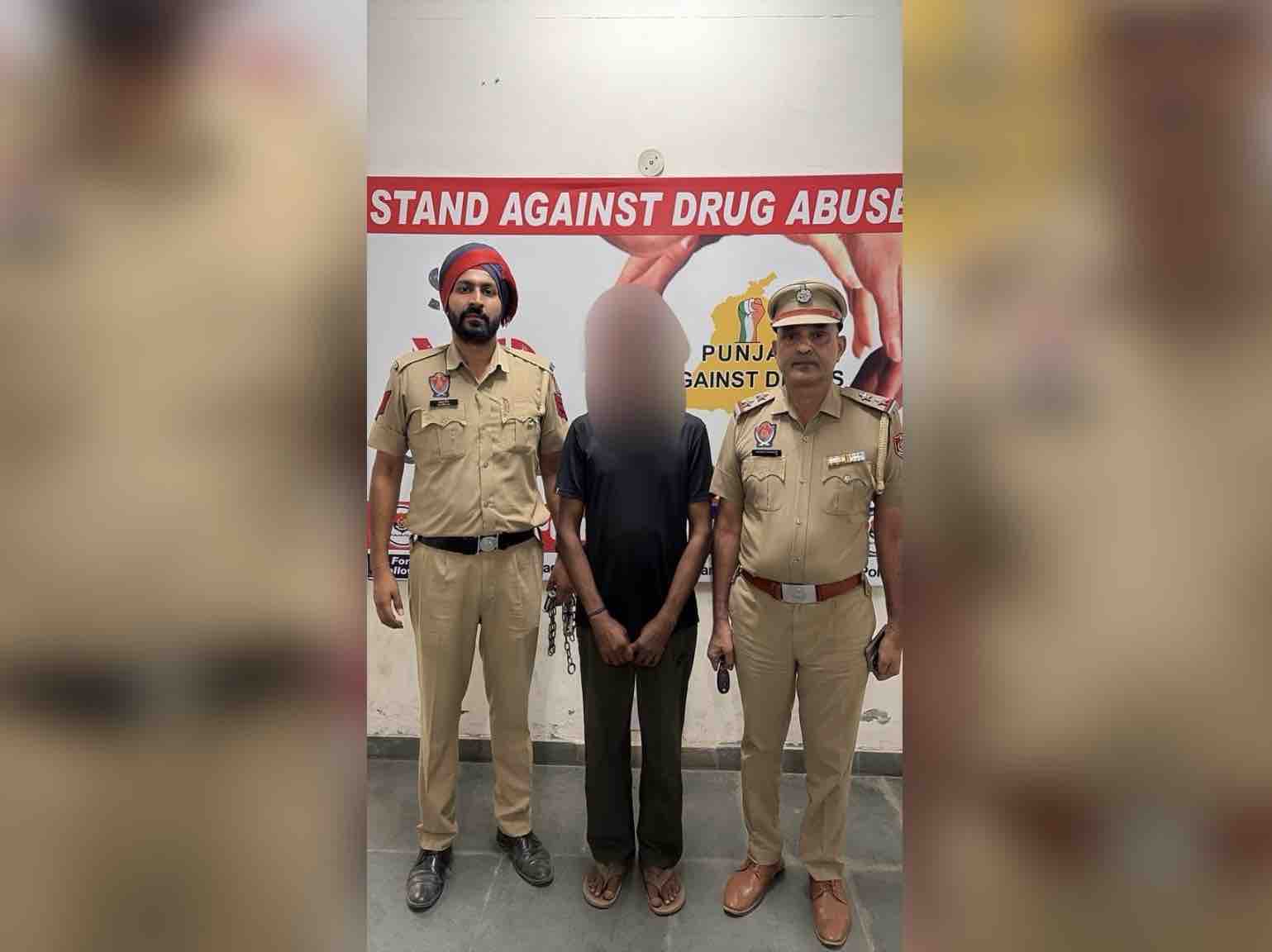 रूपनगर थाने में पुलिस की गिरफ्त में आरोपी।