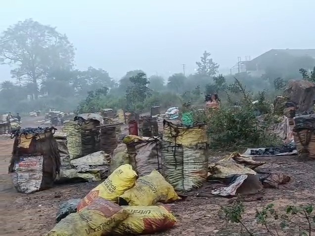 कार्रवाई की भनक लगते ही तस्कर भाग खड़े हुए।