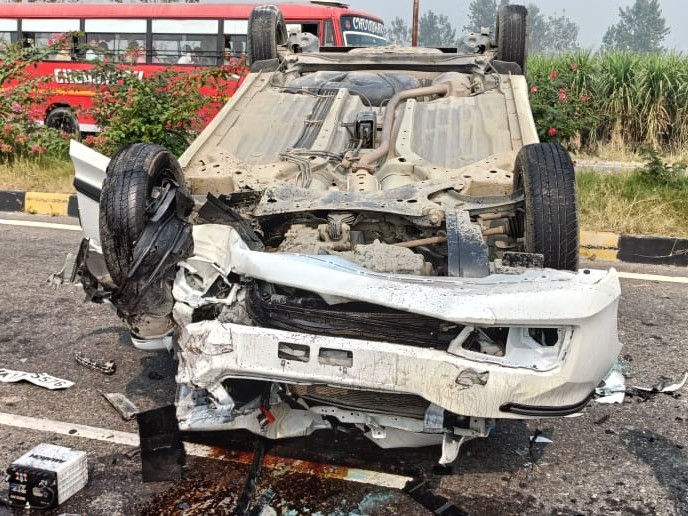 A speeding car hits a rickshaw driver, killing him. | तेज रफ्तार कार ने  रेहड़ा चालक को मारी टक्कर, मौत: मुजफ्फरनगर में 100 की रफ्तार से आ रही कार  पलटी; चालक घायल -