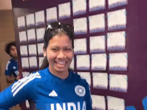 आकांक्षा वर्तमान में विमेंस क्रिकेट टीम की फिजियोथेरेपिस्ट है।