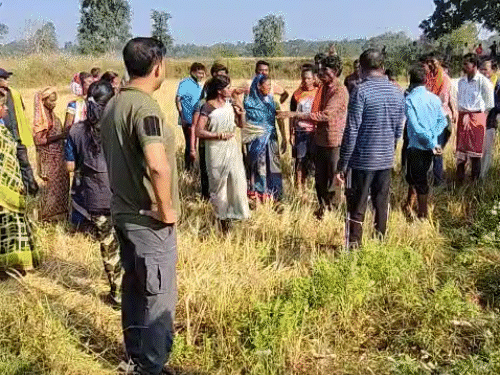 छत्तीसगडमध्ये विहिरीत पडलेल्या 4 हत्तींना वाचवण्यात यश: 8 तासांपासून अडकले होते, जेसीबीच्या साहाय्याने खोदून वाचवले गावकरी वन विभागाच्या अधिकाऱ्यांविरुद्ध निषेध करत होते. शेतावर गर्दी जमली होती.