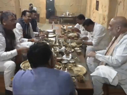 मधुबनी में सभा के बाद मिथिला हाट में अमित शाह ने रात का खाना खाया।