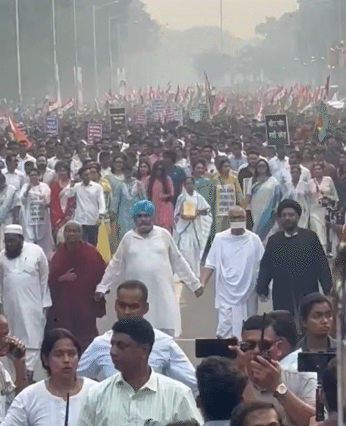 3.8 km लंबे मार्च में हजारों की संख्या में TMC कार्यकर्ता शामिल हुए।