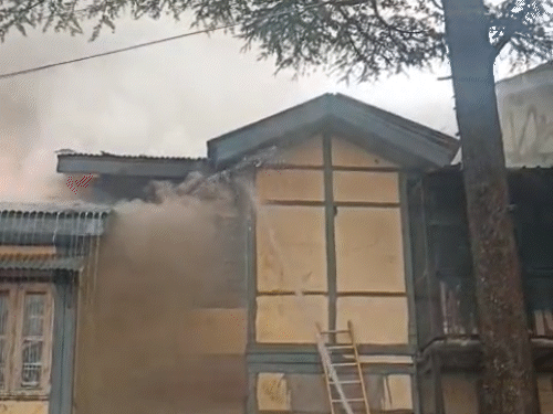 शिमला के कसुम्पटी में आग बुझाते हुए दमकल विभाग के कर्मचारी।