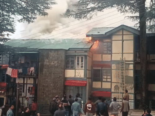 कसुम्पटी में सरकारी भवन में भड़की आग।