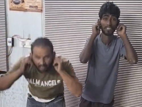 आरोपियों ने उठक-बैठक की और अपने गुनाह कबूल करते हुए हाथ जोड़कर माफी भी मांगी।