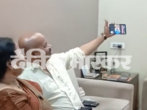 वीडियो कॉल पर परिजनों से बात कर करती हुई आकांक्षा।