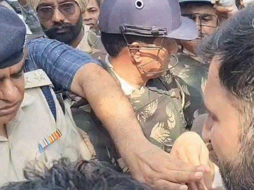 मीटिंग में जाने से विधायक गोकुल सेतिया को रोकते पुलिस कर्मी।