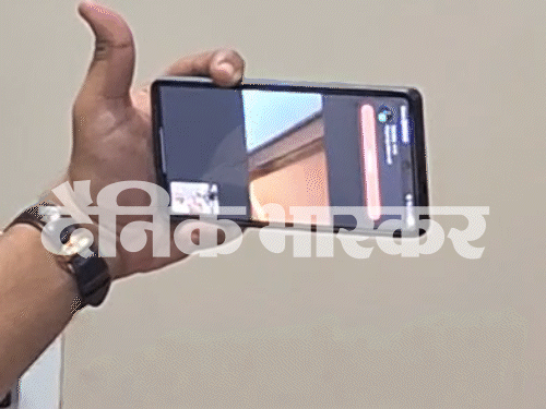 वीडियो कॉल पर परिजनों को मेडल दिखाती हुई आकांक्षा।