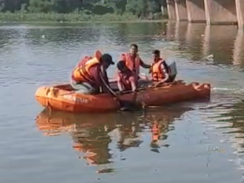 रेस्क्यू के लिए एसडीआरएफ टीम और स्थानीय गोताखोरों की मदद ली गई।