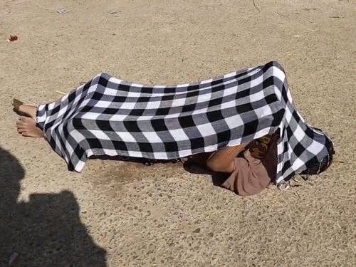 रेस्क्यू कर बाहर निकाला गया छात्रा का शव।